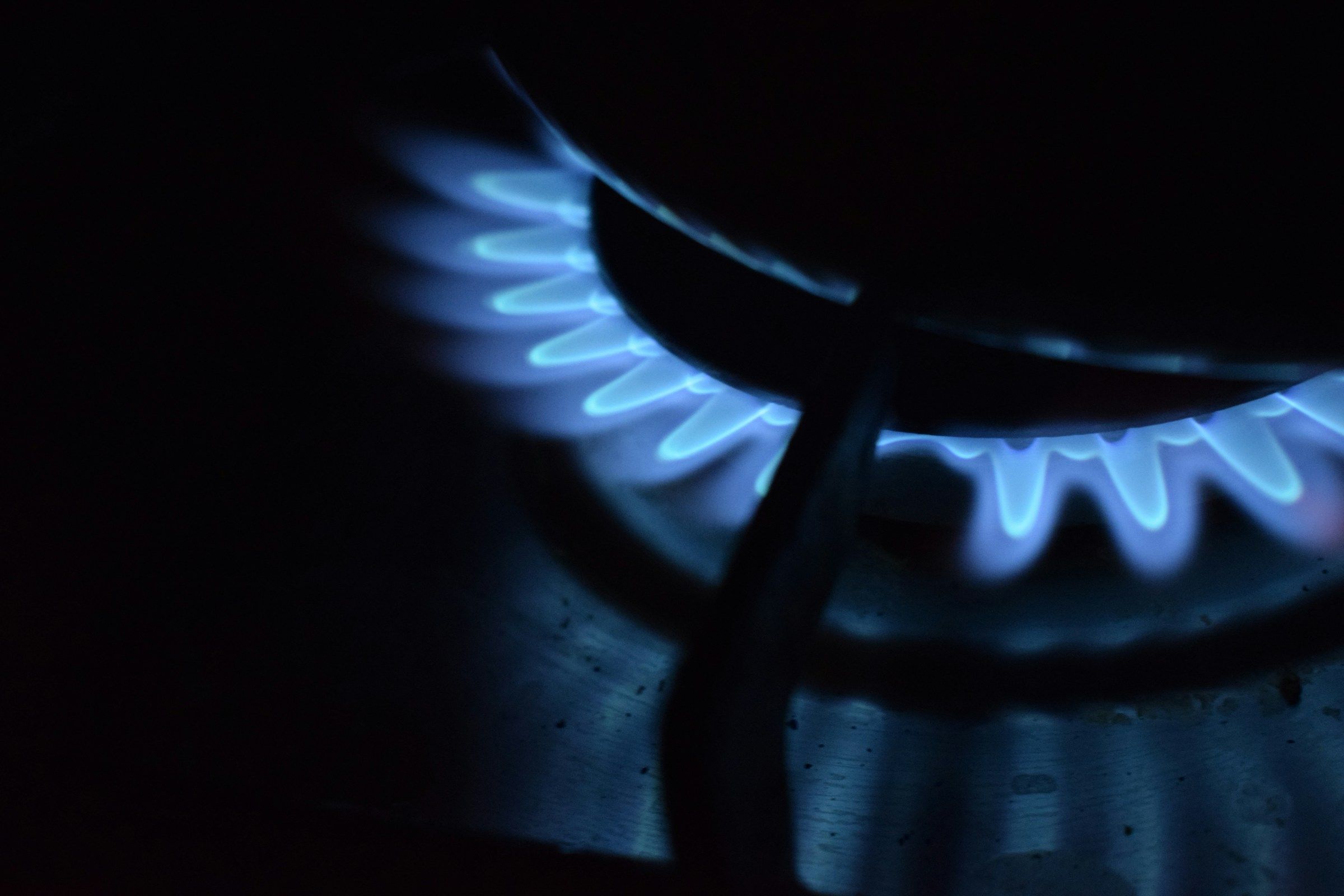 Gas burner with blue flame